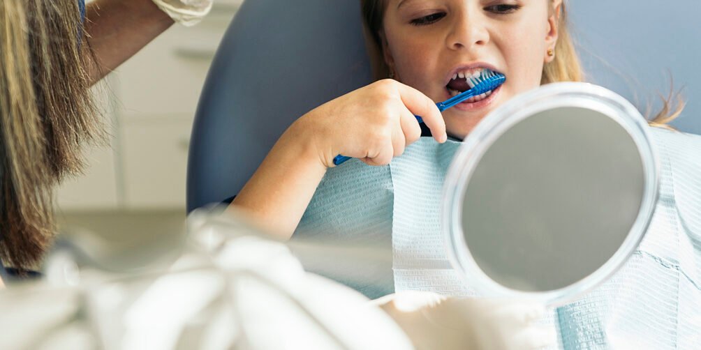Bambini dal dentista: come aiutarli a superare la paura