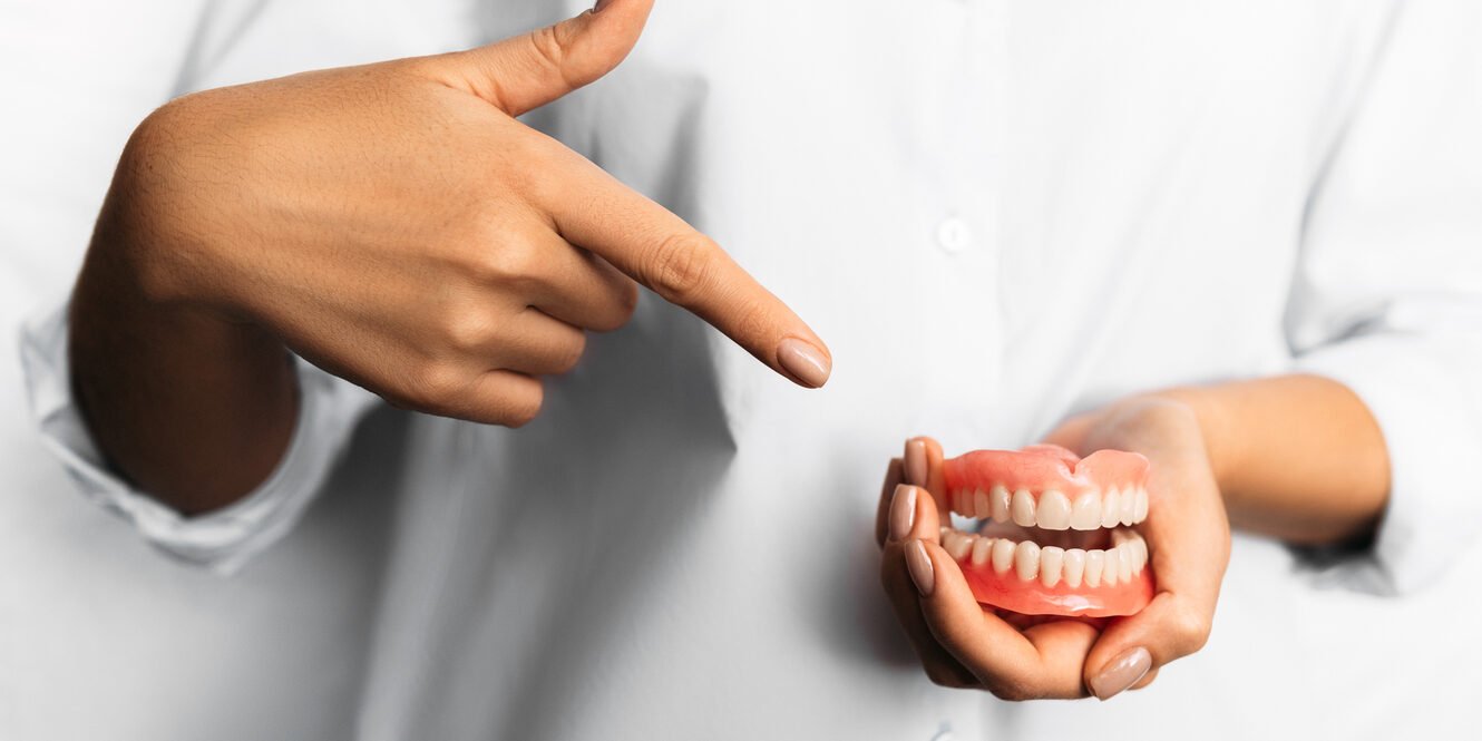 Problemi con la dentiera: cosa fare se la dentiera non si toglie