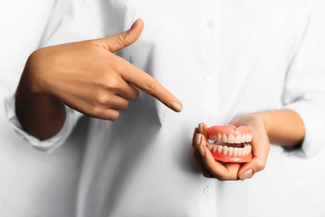 dentiera che non si stacca Problemi con la dentiera: cosa fare se la dentiera non si toglie