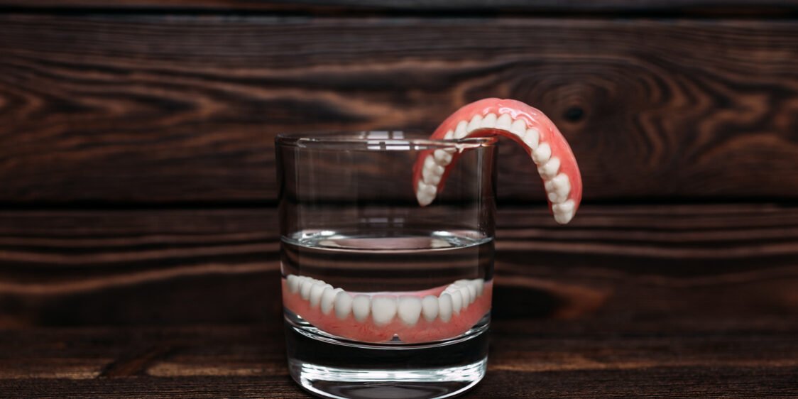 pulire dentiera Come lavare la dentiera: cosa si usa?