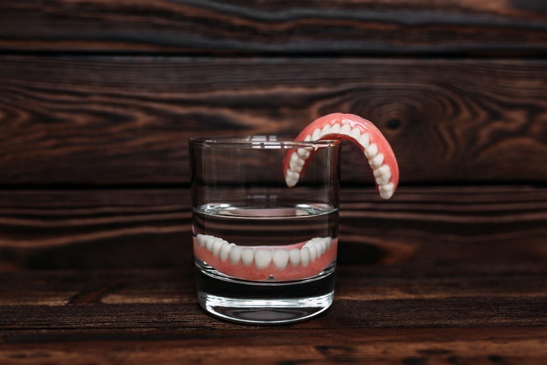 pulire dentiera Come lavare la dentiera: cosa si usa?
