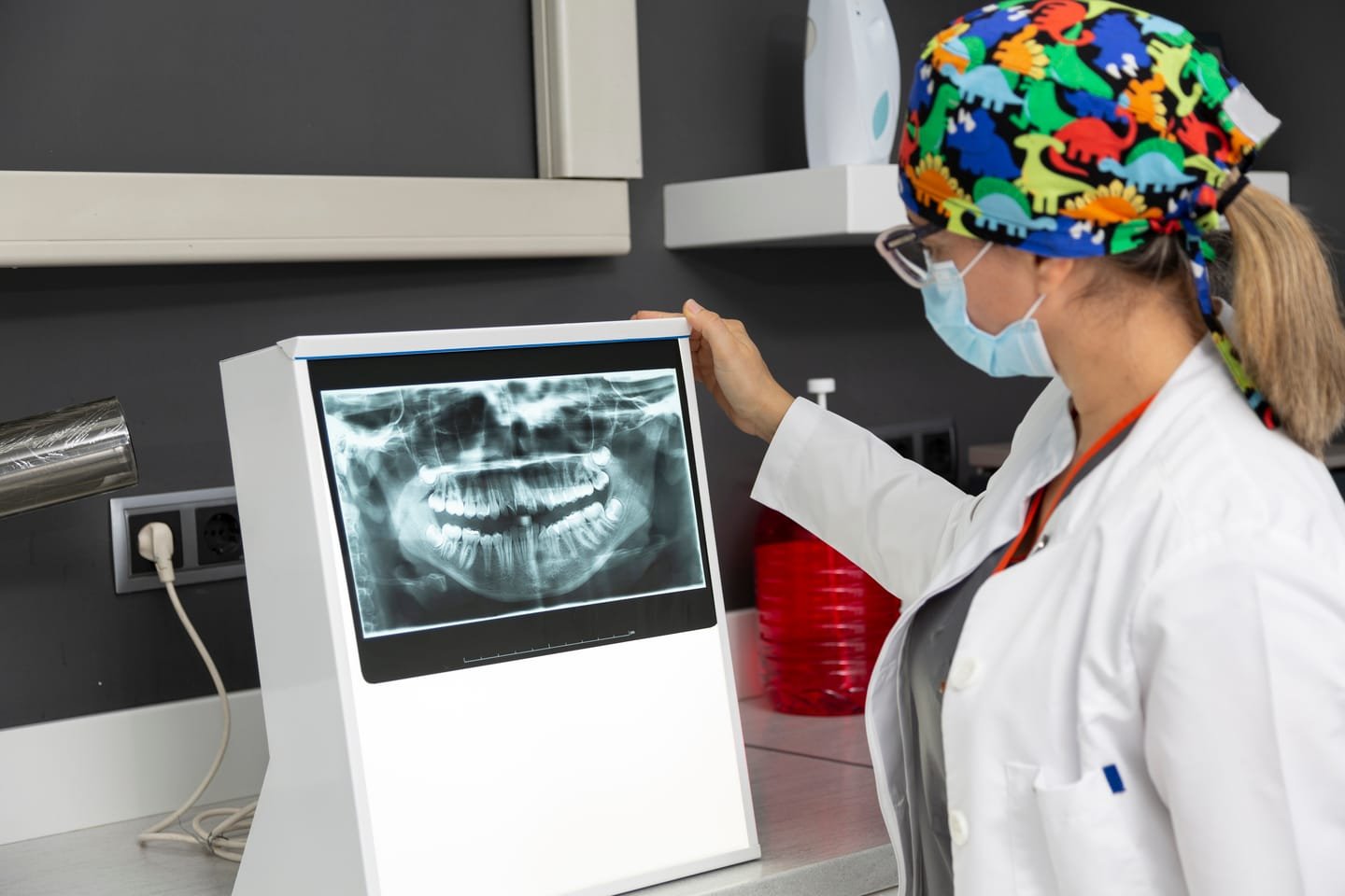 Female dentist viewing a dental x-ray of a patient La radiografia nei denti dei bambini